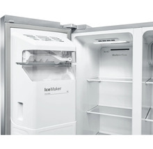 Innenansicht eines Kühlschranks mit Eiswürfelbereiter und MultiAirflow-System