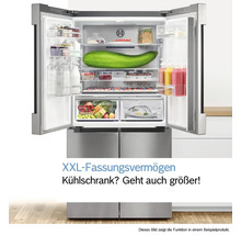Geöffneter Kühlschrank mit Lebensmitteln auf den Regalen