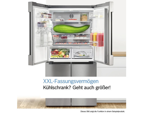 Geöffneter Kühlschrank mit Lebensmitteln auf den Regalen