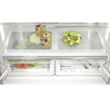 Innenraum eines Kühlschranks mit VitaFresh Frischesystem und verschiedenen Lebensmitteln