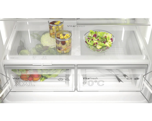 Innenraum eines Kühlschranks mit VitaFresh Frischesystem und verschiedenen Lebensmitteln