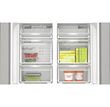 Gefrierschrank Innenraum mit Lebensmitteln und No Frost Funktion