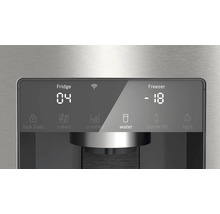 Nahaufnahme des Displays eines Kühlschranks mit Temperaturanzeige und Funktionen wie Eiswürfel, Crushed Ice und Wasser