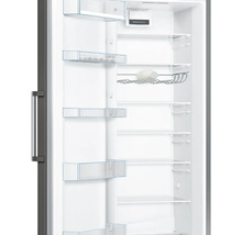 Innenansicht eines Kühlschranks mit Regalen und Fächern