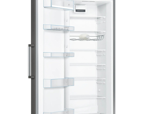 Innenansicht eines Kühlschranks mit Regalen und Fächern