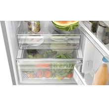 Innenraum eines Kühlschranks mit Gemüsefächern