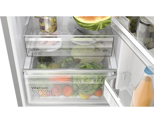 Innenraum eines Kühlschranks mit Gemüsefächern