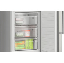 Gefrierschrank mit geöffneter Tür und Lebensmitteln in den Schubladen