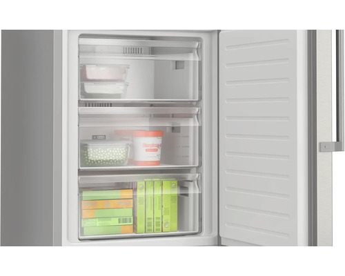 Gefrierschrank mit geöffneter Tür und Lebensmitteln in den Schubladen