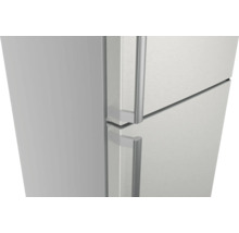 Nahaufnahme eines weißen Kühlschranks mit zwei Türen und silberfarbenen Griffen