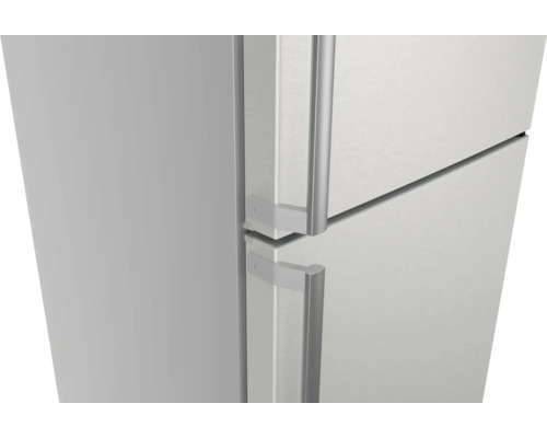 Nahaufnahme eines weißen Kühlschranks mit zwei Türen und silberfarbenen Griffen