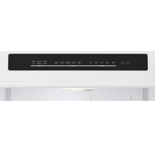 Innenraum eines Kühlschranks mit digitaler Temperaturanzeige und LED-Beleuchtung