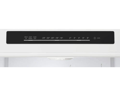 Innenraum eines Kühlschranks mit digitaler Temperaturanzeige und LED-Beleuchtung