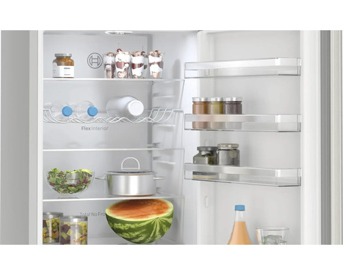 Innenansicht eines Kühlschranks mit Lebensmitteln auf verschiedenen Ebenen