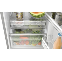 Innenansicht eines Kühlschranks mit VitaFresh Schubladen, gefüllt mit Lebensmitteln