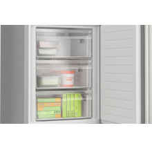 Gefrierschrank mit transparenten Schubladen gefüllt mit Lebensmitteln