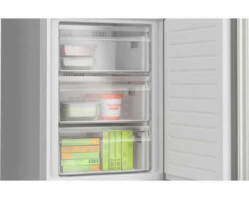 Gefrierschrank mit transparenten Schubladen gefüllt mit Lebensmitteln