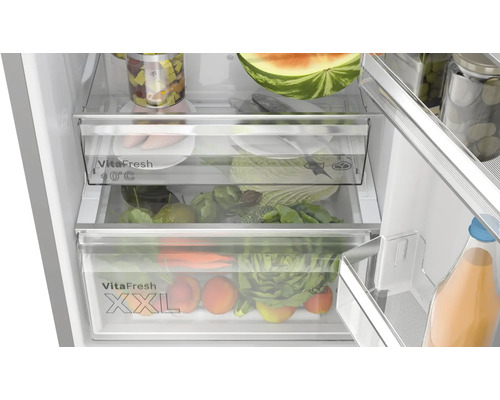 Innenraum eines Kühlschranks mit VitaFresh Schubladen gefüllt mit Lebensmitteln