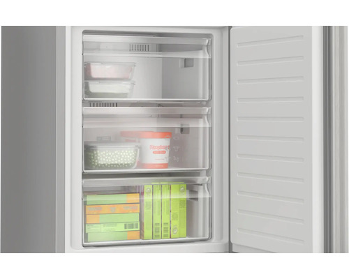 Gefrierschrank mit offenen Schubladen, gefüllt mit Lebensmitteln