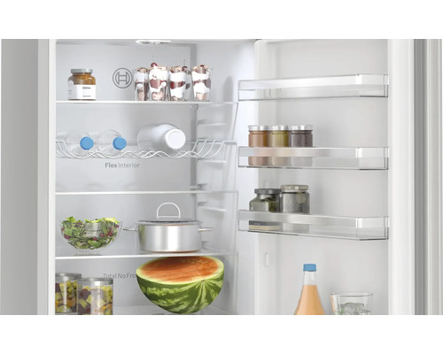 Innenansicht eines Kühlschranks mit Lebensmitteln