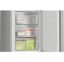 Geöffneter Gefrierschrank mit Lebensmitteln in transparenten Schubladen