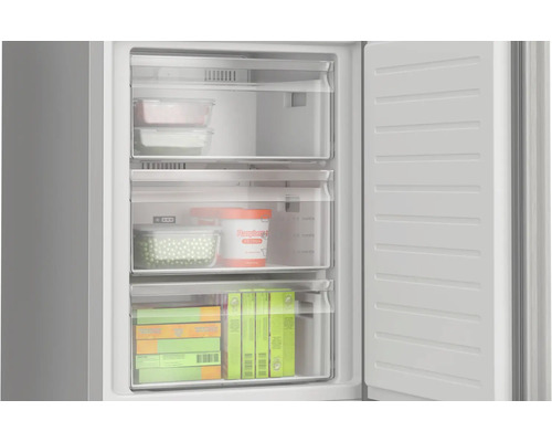 Geöffneter Gefrierschrank mit Lebensmitteln in transparenten Schubladen