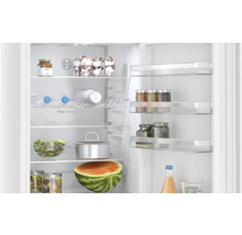 Innenraum eines Kühlschranks mit Lebensmitteln und dem Bosch Logo