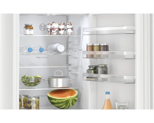 Innenraum eines Kühlschranks mit Lebensmitteln und dem Bosch Logo