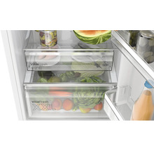 Innenraum eines Kühlschranks mit Gemüsefächern