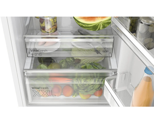 Innenraum eines Kühlschranks mit Gemüsefächern