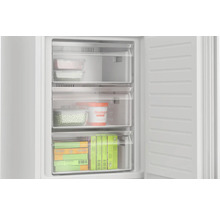 Gefrierschrank mit transparenten Schubladen und Lebensmitteln