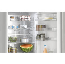 Innenansicht eines Kühlschranks mit Lebensmitteln