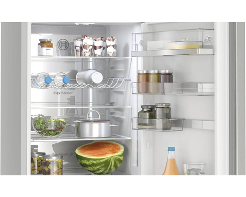 Innenansicht eines Kühlschranks mit Lebensmitteln