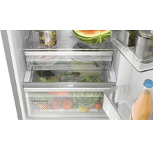 Innenraum eines Kühlschranks mit VitaFresh Schubladen und verschiedenen Lebensmitteln