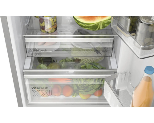 Innenraum eines Kühlschranks mit VitaFresh Schubladen und verschiedenen Lebensmitteln