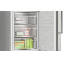 Geöffneter Gefrierschrank mit Lebensmitteln in durchsichtigen Schubladen