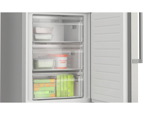 Geöffneter Gefrierschrank mit Lebensmitteln in durchsichtigen Schubladen