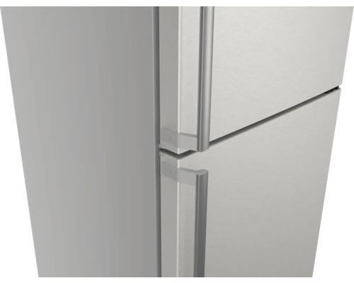 Silberner Kühl- und Gefrierschrank mit Griffen