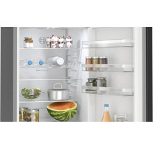 Innenraum eines Kühlschranks mit Lebensmitteln auf Regalen und in Behältern