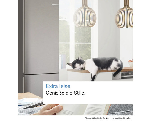 Eine Küche mit einem Kühlschrank und einer schlafenden Katze.