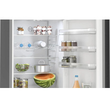 Innenraum eines Kühlschranks mit Lebensmitteln auf den Regalen