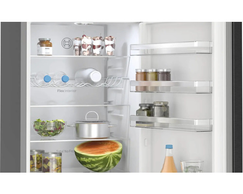 Innenraum eines Kühlschranks mit Lebensmitteln auf den Regalen