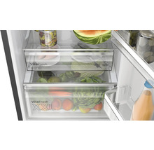 Innenraum eines Kühlschranks mit VitaFresh Schubladen zur Lagerung von Lebensmitteln