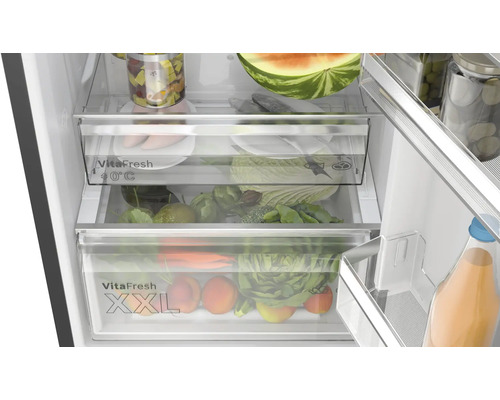 Innenraum eines Kühlschranks mit VitaFresh Schubladen zur Lagerung von Lebensmitteln