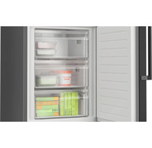 Gefrierschrank mit offenen Schubladen gefüllt mit Lebensmitteln