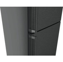 Detailansicht eines grauen Kühlschranks mit Gefrierfach