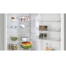 Innenraum eines Kühlschranks mit verschiedenen Lebensmitteln und Bosch Logo