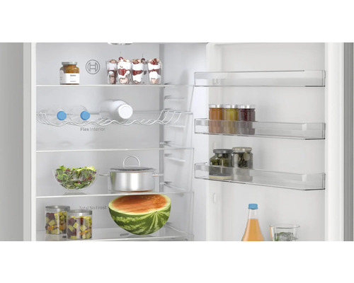 Innenraum eines Kühlschranks mit verschiedenen Lebensmitteln und Bosch Logo