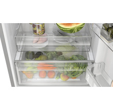 Innenraum eines Kühlschranks mit verschiedenen Lebensmitteln in transparenten Schubladen