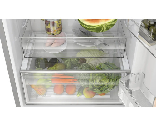 Innenraum eines Kühlschranks mit verschiedenen Lebensmitteln in transparenten Schubladen